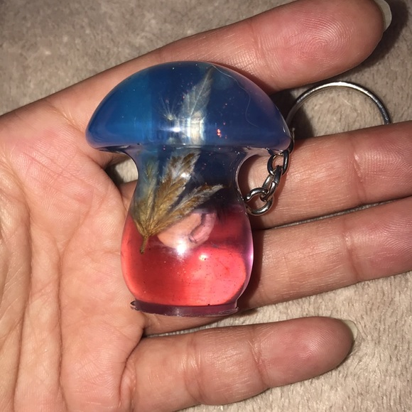 Custom Epoxy mini mushroom 🍄 keychain with shells glow ✨ and 3 Wishes - Picture 4 of 10
